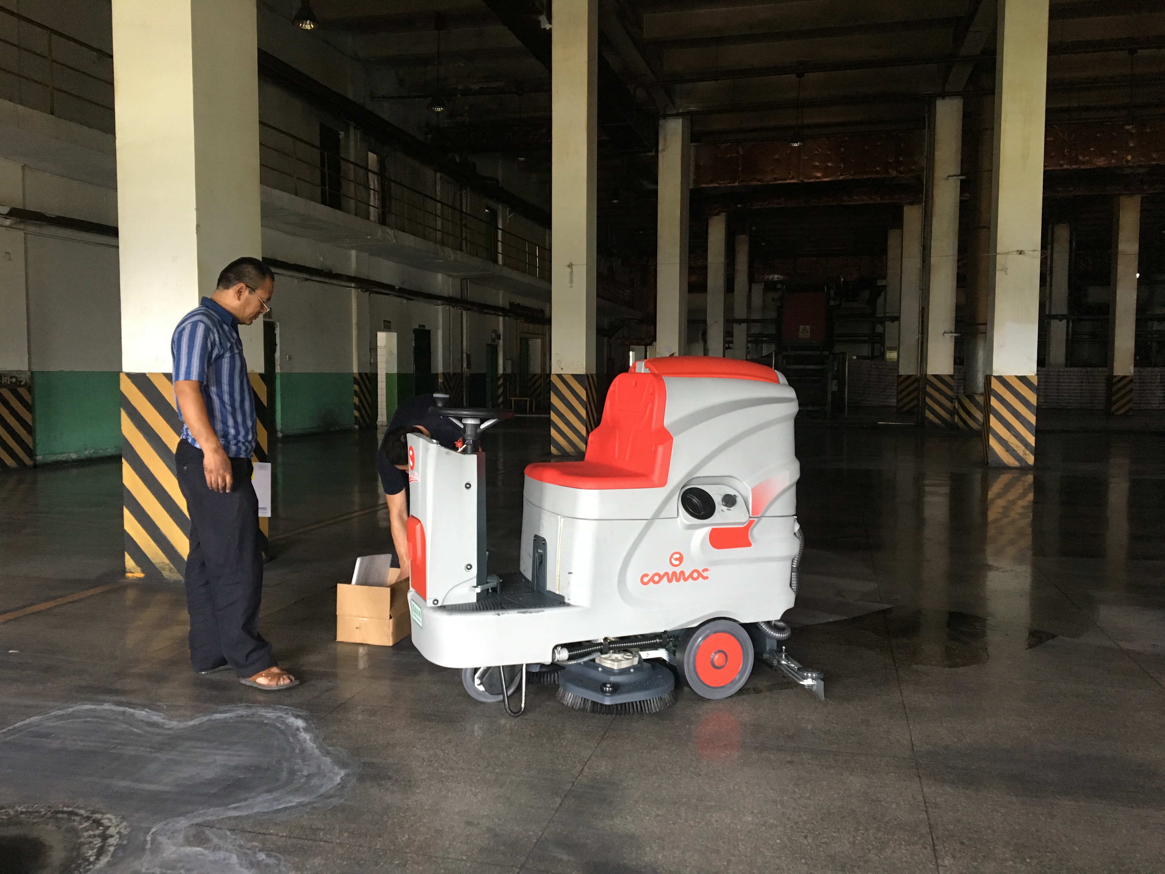 電動(dòng)洗地機(jī)